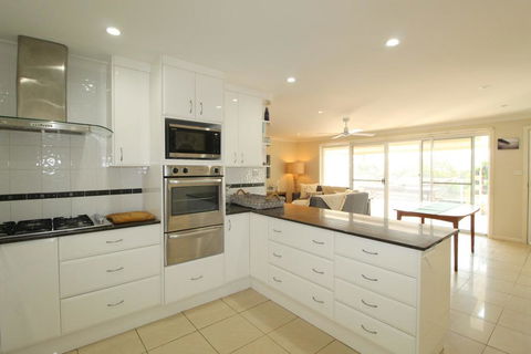 Barefoot, 32 Skyline Crescent, Crescent Head - Holiday Adelaide 2