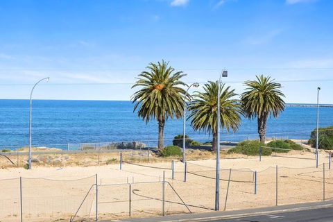Bayline Beachfront Apartment No 4 - Holiday Adelaide 1