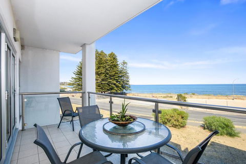 Bayline Beachfront Apartment No 4 - Holiday Adelaide 0