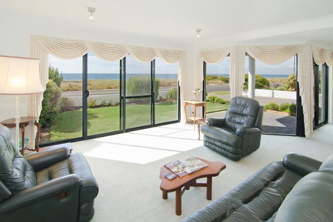 Bayside Beauty - Holiday Adelaide 3