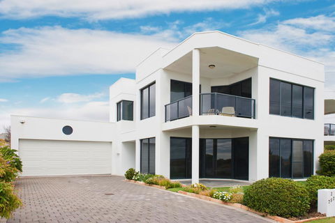 Bayside Beauty - Holiday Adelaide 1