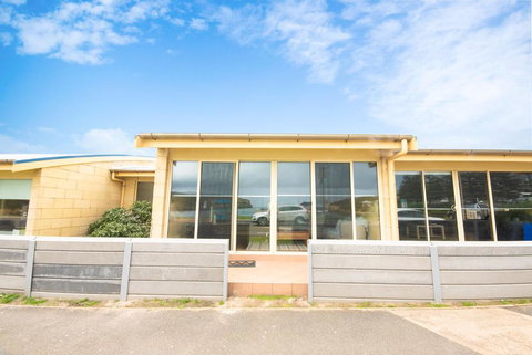 Bayview No 2 - Next To The Beach - Holiday Adelaide 0