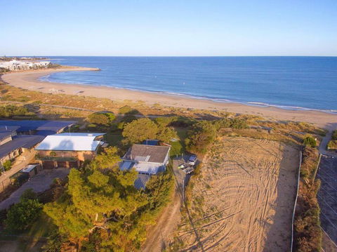 Beach Cottage In The Heart Of Mandurah - Holiday Adelaide 0