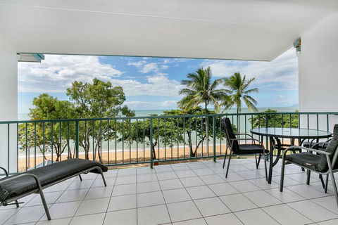 Beachfront Apartments On Trinity Beach - Holiday Adelaide 2