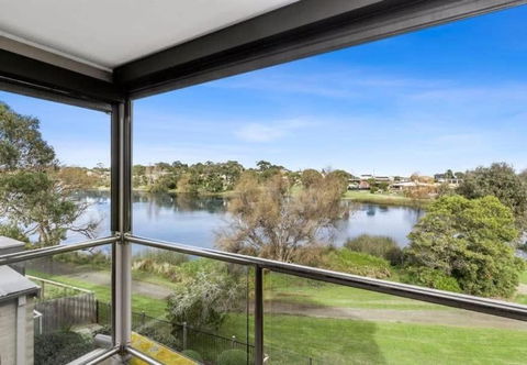 Riviera Lakeside With Uninterrupted Water Views - Holiday Adelaide 0