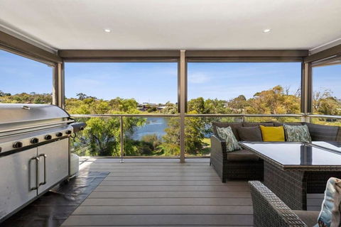 Riviera Lakeside With Uninterrupted Water Views - Holiday Adelaide 3