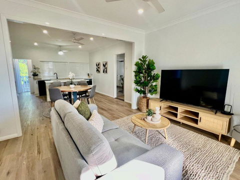Renovated Queenslander - Upstairs 2km To Stadium - Holiday Adelaide 1