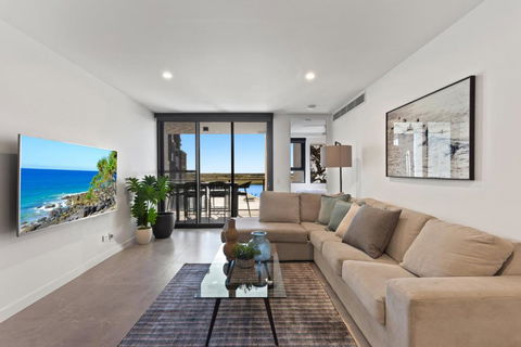 Riverfront 2-Bed With Pool, Sauna, Gym & Views - Holiday Adelaide 0