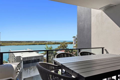 Riverfront 2-Bed With Pool, Sauna, Gym & Views - Holiday Adelaide 1