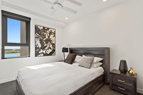 Riverfront 2-Bed With Pool, Sauna, Gym & Views - Holiday Adelaide 2