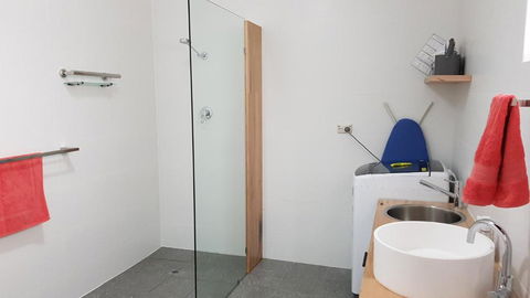 Red Ochre - Large Apartment With Private Courtyard - Holiday Adelaide 3