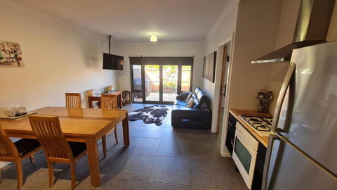 Red Ochre - Large Apartment With Private Courtyard - Holiday Adelaide 1