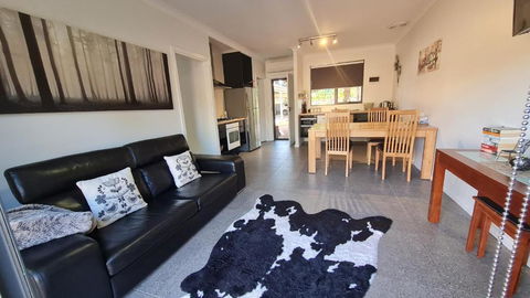 Red Ochre - Large Apartment With Private Courtyard - Holiday Adelaide 0