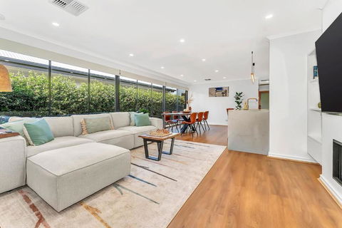Redbrick Retreat - Generous Coastal Escape - Holiday Adelaide 0