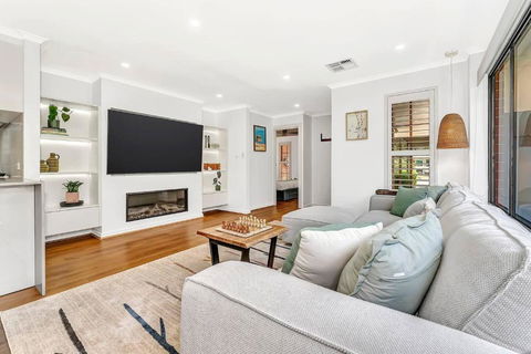 Redbrick Retreat - Generous Coastal Escape - Holiday Adelaide 1