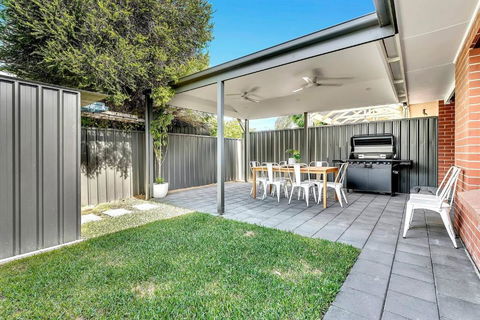 Redbrick Retreat - Generous Coastal Escape - Holiday Adelaide 3