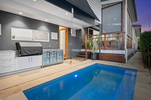 Redcliffe CBD Family Beach House - Holiday Adelaide 0