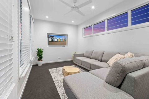 Redcliffe CBD Family Beach House - Holiday Adelaide 2
