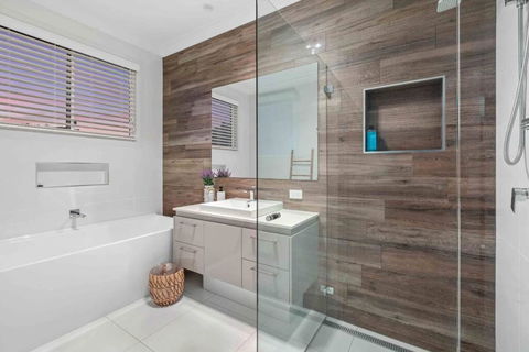 Redcliffe CBD Family Beach House - Holiday Adelaide 3
