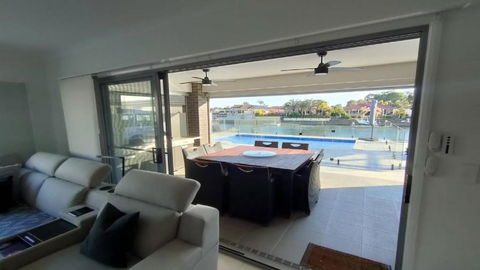 Relax Poolside By The Canal - Holiday Adelaide 0