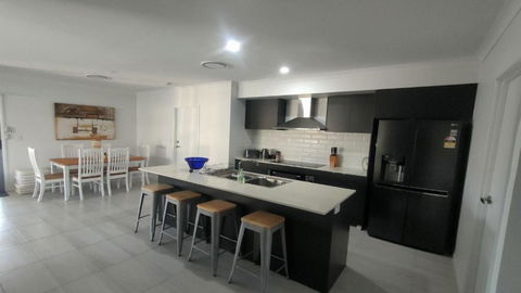 Relax Poolside By The Canal - Holiday Adelaide 2