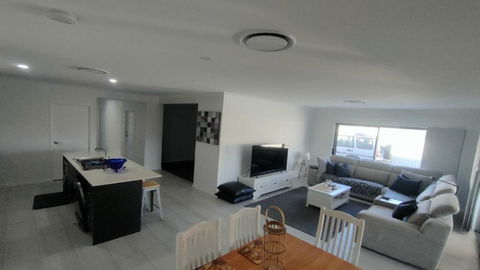 Relax Poolside By The Canal - Holiday Adelaide 3