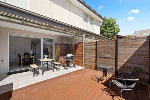 Renovated Bright Modern Retreat - Holiday Adelaide 3