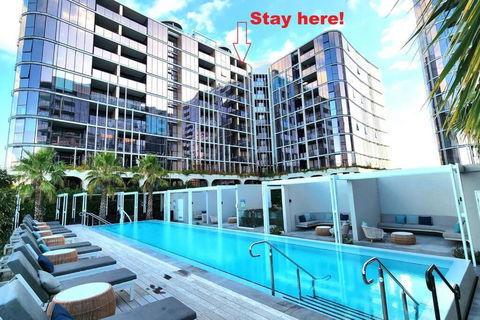 Resort-style Exec 1 Bed With Study In Port Melbourne - Holiday Adelaide 0