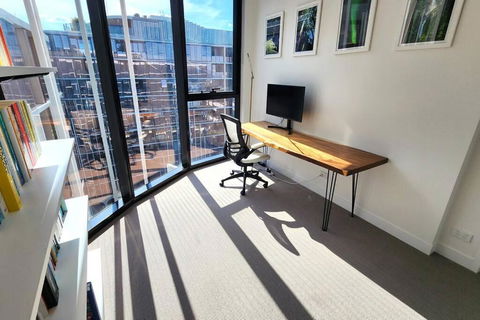 Resort-style Exec 1 Bed With Study In Port Melbourne - Holiday Adelaide 2