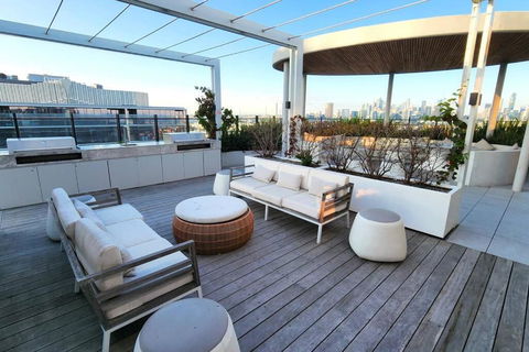 Resort-style Exec 1 Bed With Study In Port Melbourne - Holiday Adelaide 3