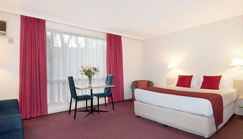 Ringwood Lake Inn - Holiday Adelaide 1