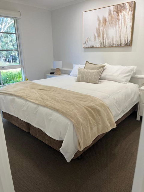 River Frontage Unit Moama - Holiday Adelaide 1