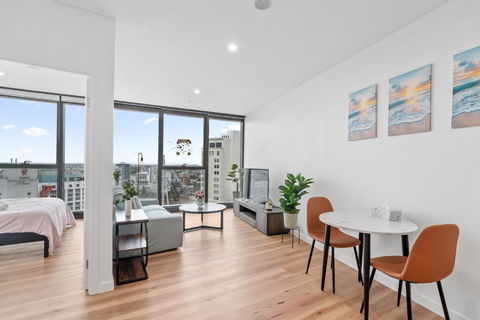 RiverViews 1BR 1BA Skytower Apt With Pool, Gym, Sauna - Holiday Adelaide 0