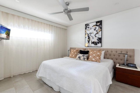 Rose At Temple Palm Cove - A Poolside Paradise - Holiday Adelaide 3