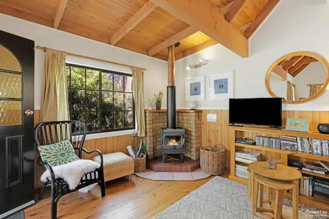 Romantic Tricklebeck Spa Cottage - Holiday Adelaide 1