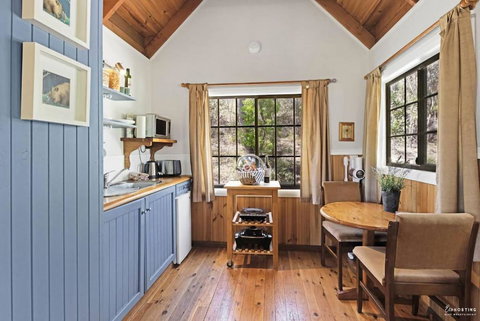 Romantic Tricklebeck Spa Cottage - Holiday Adelaide 3