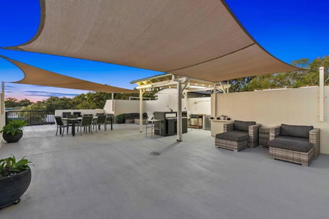 Rooftop Island Sunsets - Holiday Adelaide 0