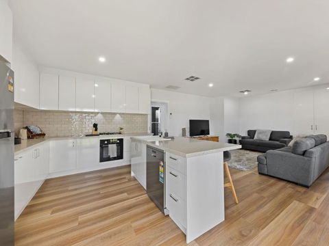 Rosella Retreat - Holiday Adelaide 1