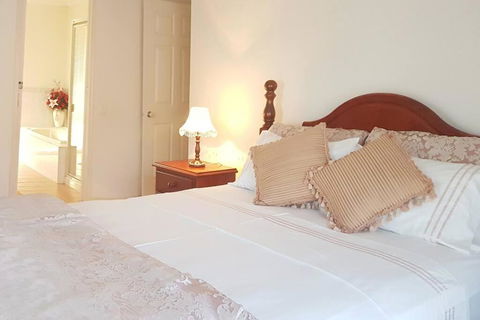 Roxy - A Spacious Cosy Getaway - Near Mel Airport - Holiday Adelaide 0