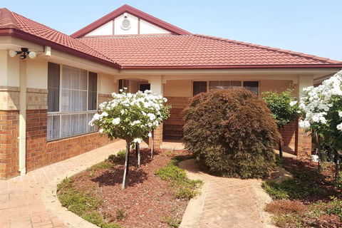 Roxy - A Spacious Cosy Getaway - Near Mel Airport - Holiday Adelaide 1