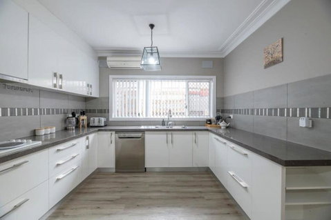 Roycox Cottage - Charming Escape, Fireplace - Holiday Adelaide 2