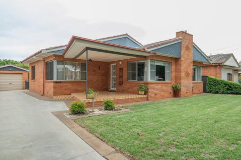 Roycox Cottage - Charming Escape, Fireplace - Holiday Adelaide 3
