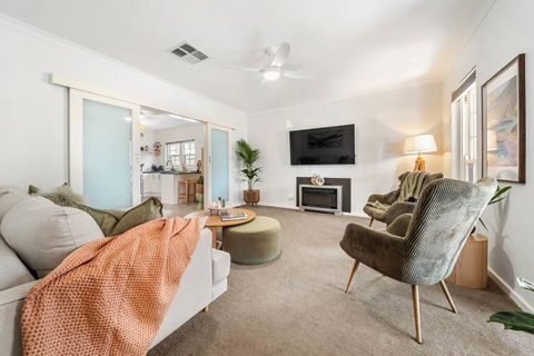Sage By The Sea - WiFi, BBQ, Beach, Art - Holiday Adelaide 2