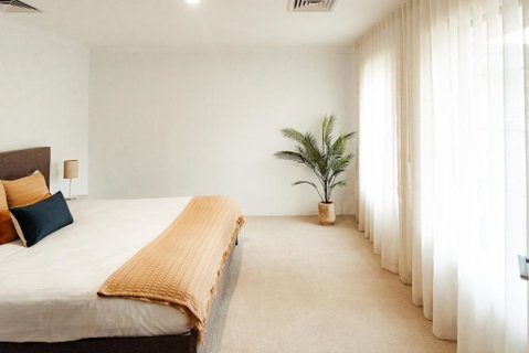 Salhus - Sleep In King Beds & Easy Walk To Town - Holiday Adelaide 3