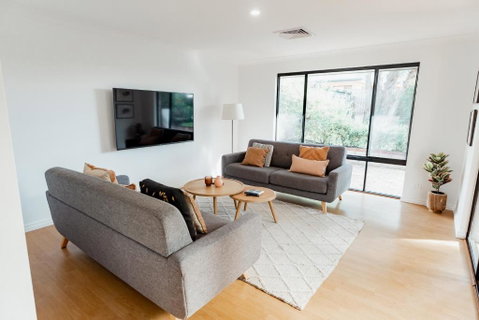 Salhus - Sleep In King Beds & Easy Walk To Town - Holiday Adelaide 1