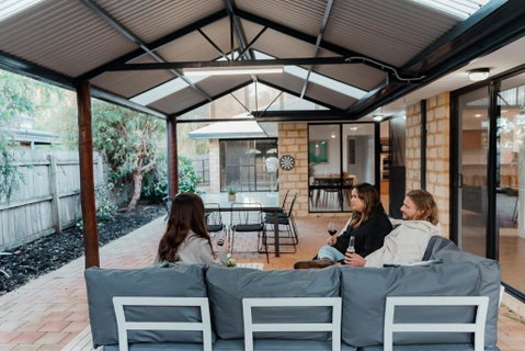 Salhus - Sleep In King Beds & Easy Walk To Town - Holiday Adelaide 0