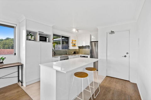 Salty Sea Breeze Apartment 500m To Waters Edge - Holiday Adelaide 1