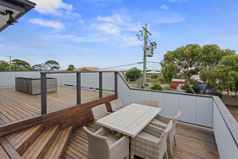 Sanctuary Lodge By Ready Set Stay - BYO LINEN & TOWELS - Holiday Adelaide 3