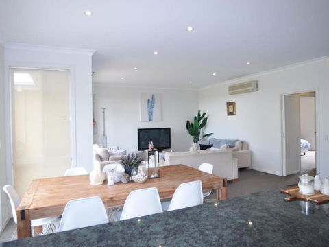 Sandpiper 3 - Close To Town And Beach - Holiday Adelaide 0