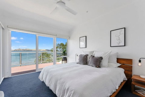 Sandy Bay Beachfront Oasis Direct Beach Access - Holiday Adelaide 3
